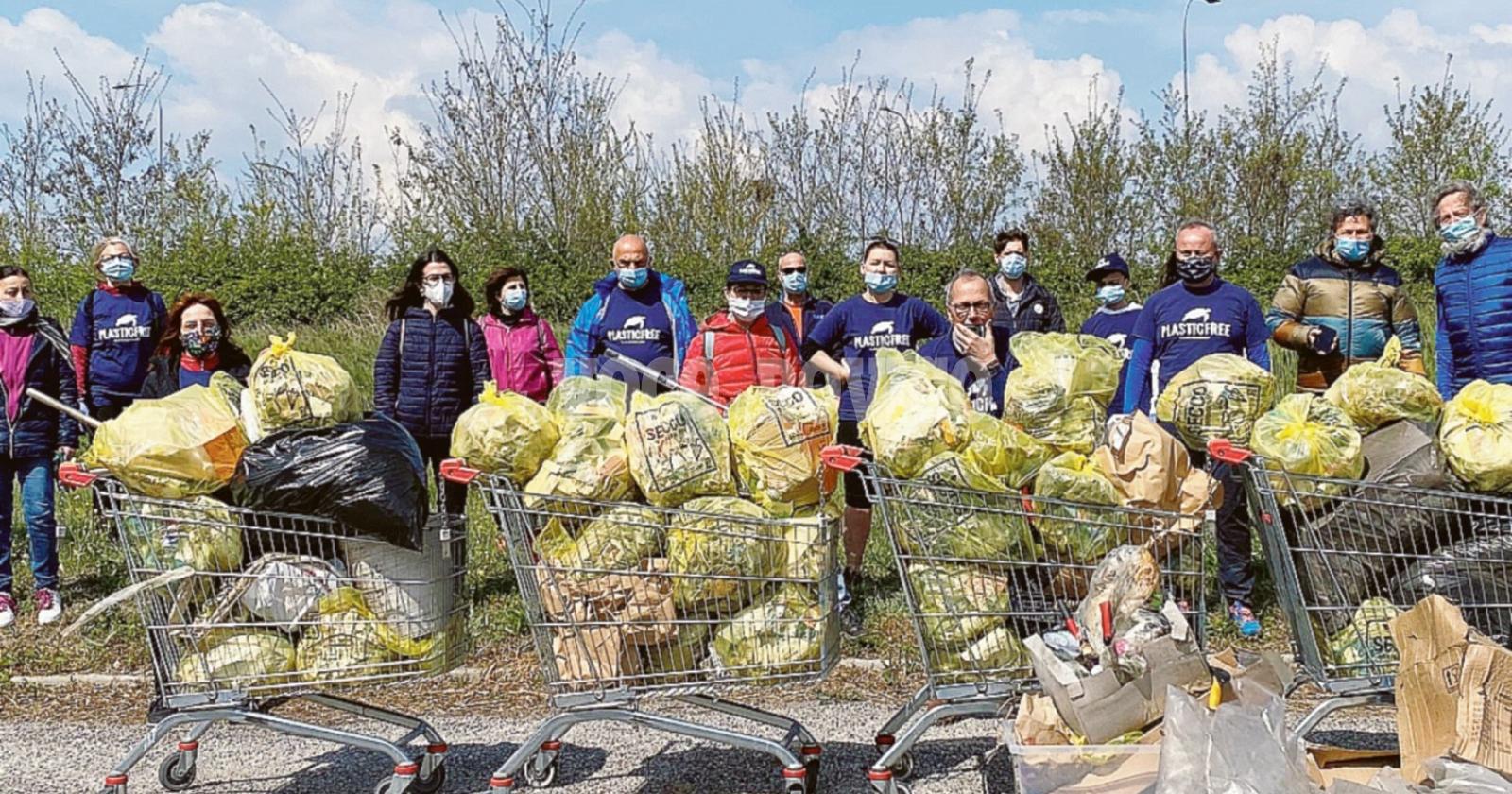 Fossato e prato ripuliti dai rifiuti