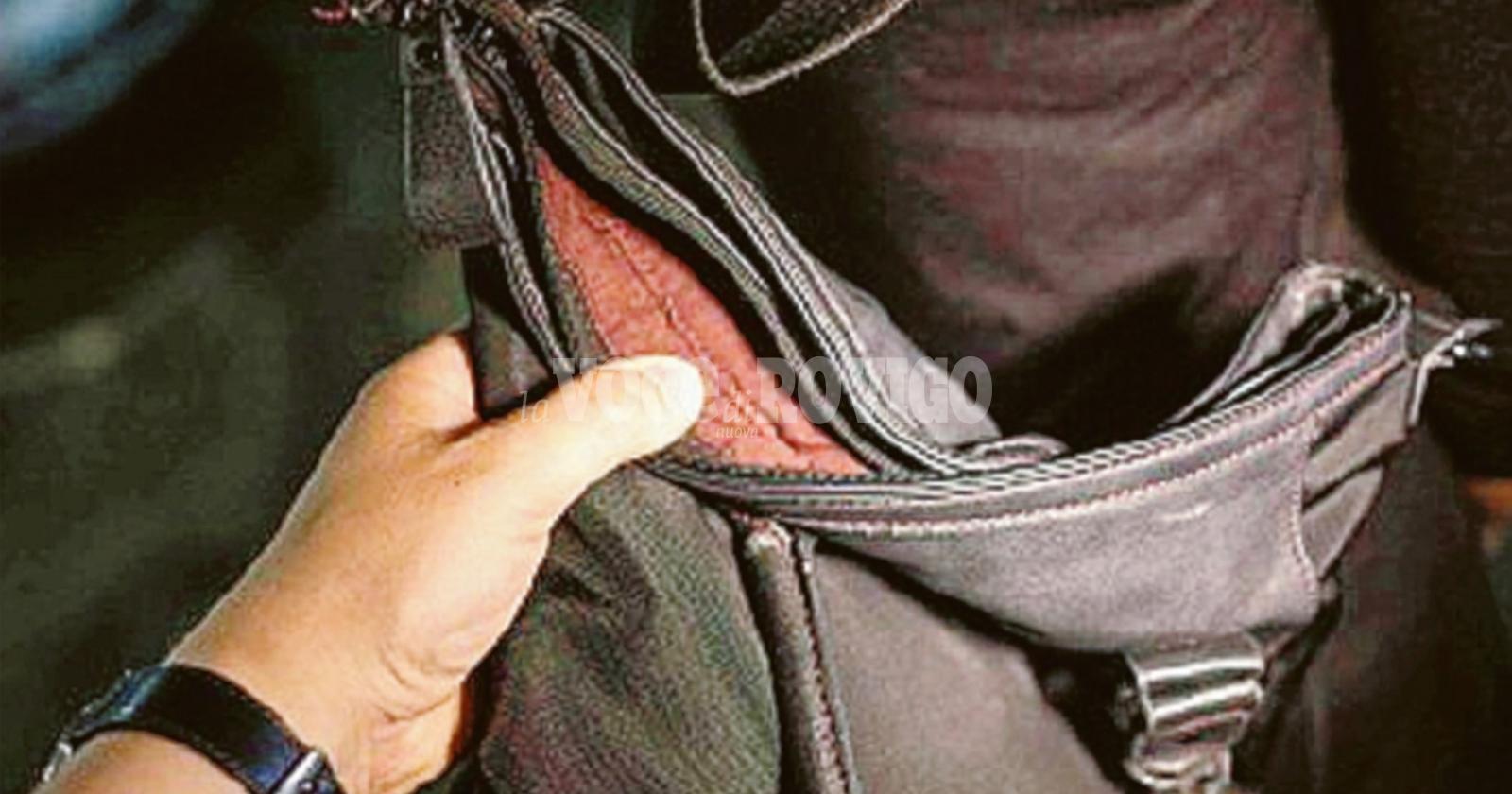 Le rubano borsa mentre parla con l’amica seduta sul muretto