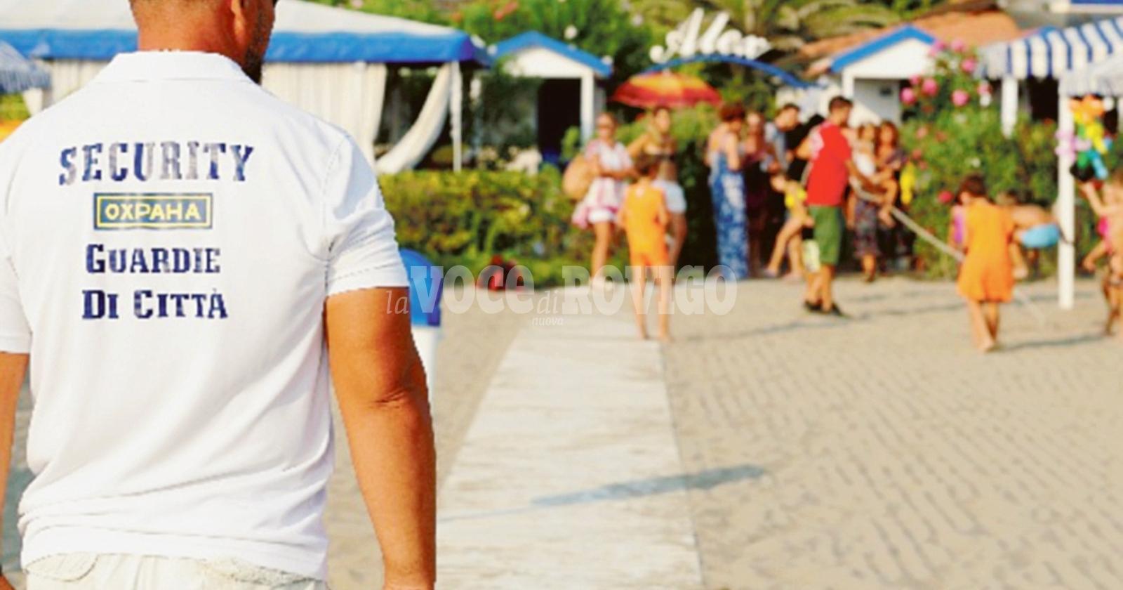 In spiaggia i vigilantes anti assembramenti