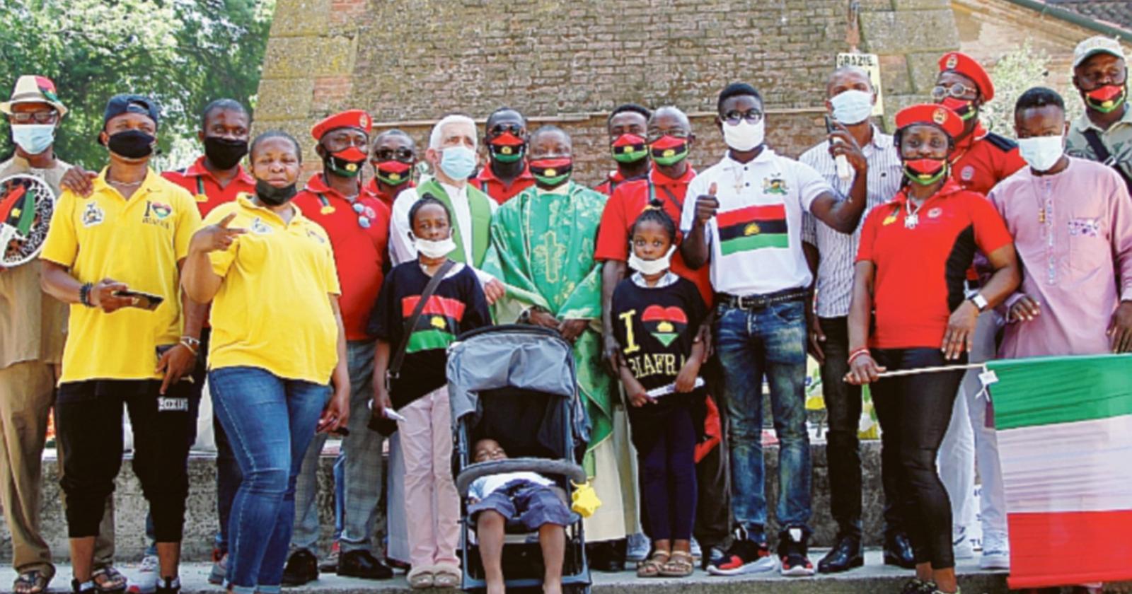 Don Peter, prete da 10 anni grande festa “all’africana”