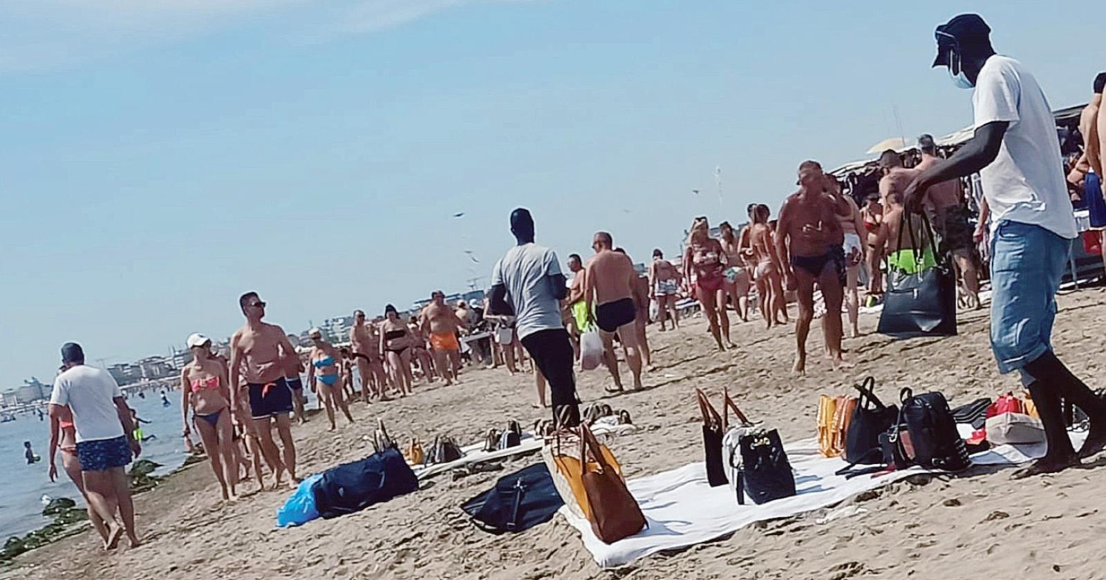 Abusivo aggredisce vigile urbano