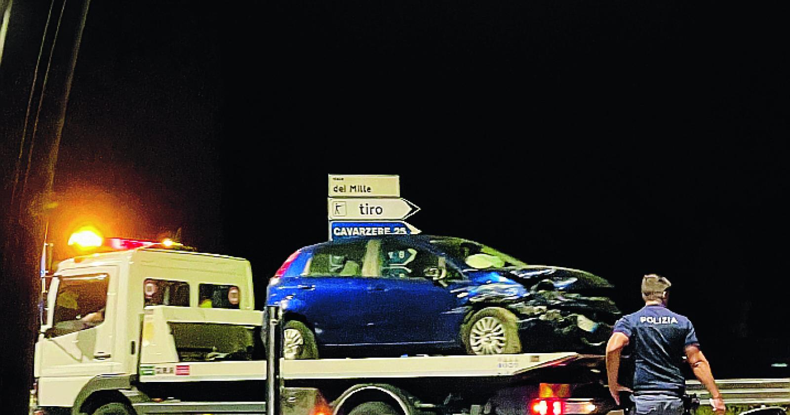 Distrugge l’auto sulla nuova rotatoria