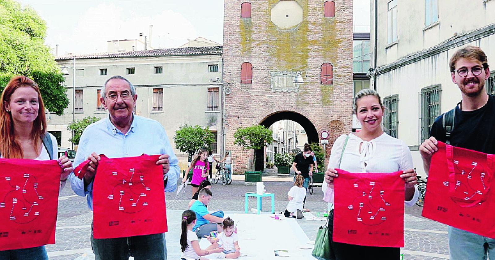 I bimbi illustrano il futuro della piazza