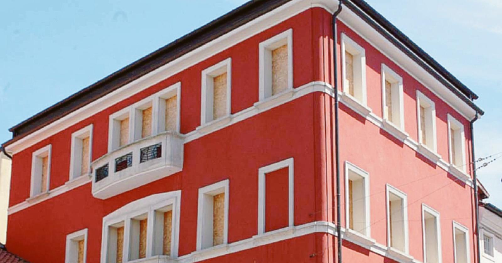 Quell'abuso infinito in piazza “va demolito”
