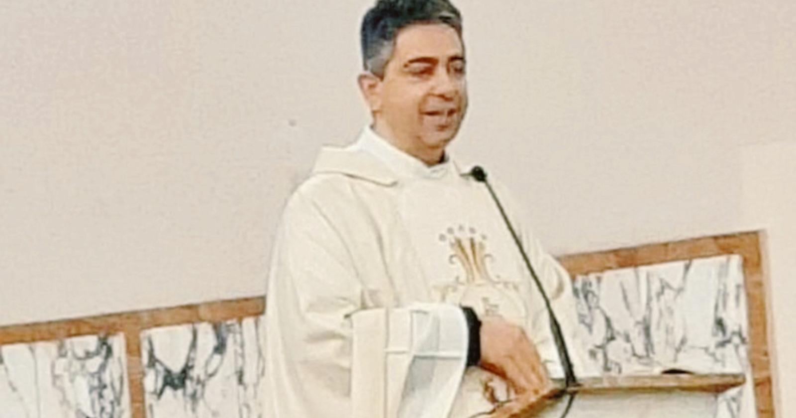 Avvicendamento tra sacerdoti nella chiesa di Scalon