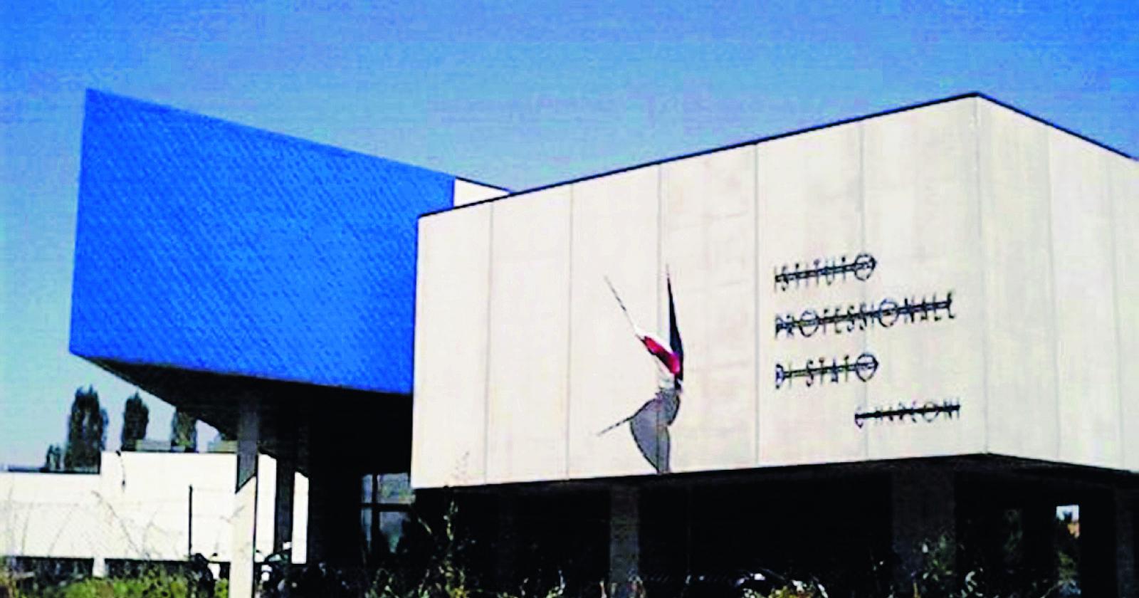 Scuole chiuse con catene e lucchetti