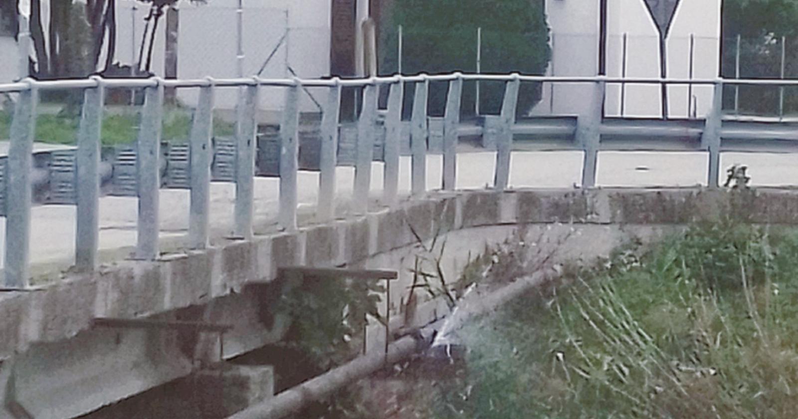 Tubo rotto sotto al ponte