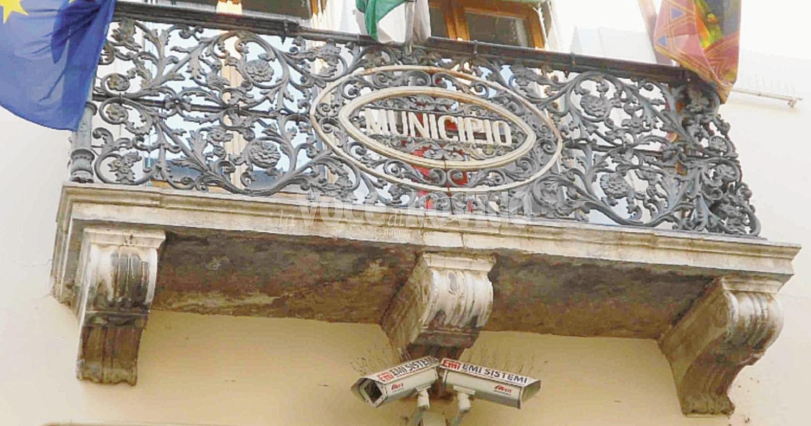La città rimuove Mussolini