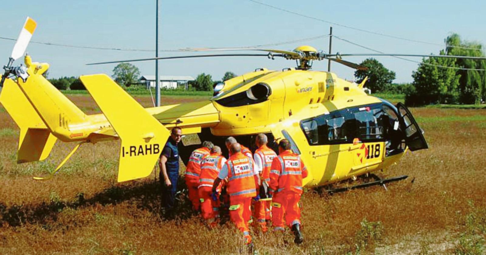 Auto nel canale, salvata da due eroi