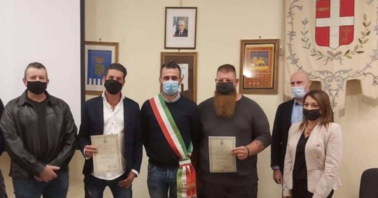 Si lanciano nel canale e le salvano la vita estraendola dall'auto