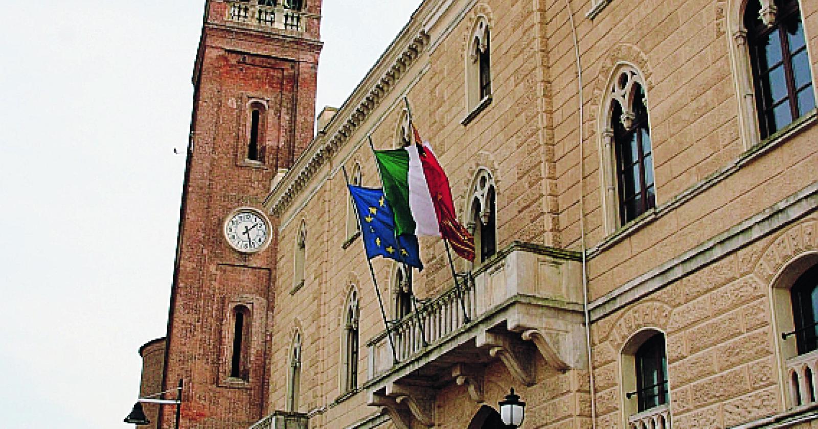 Il provvedimento: il municipio riapre le sue porte