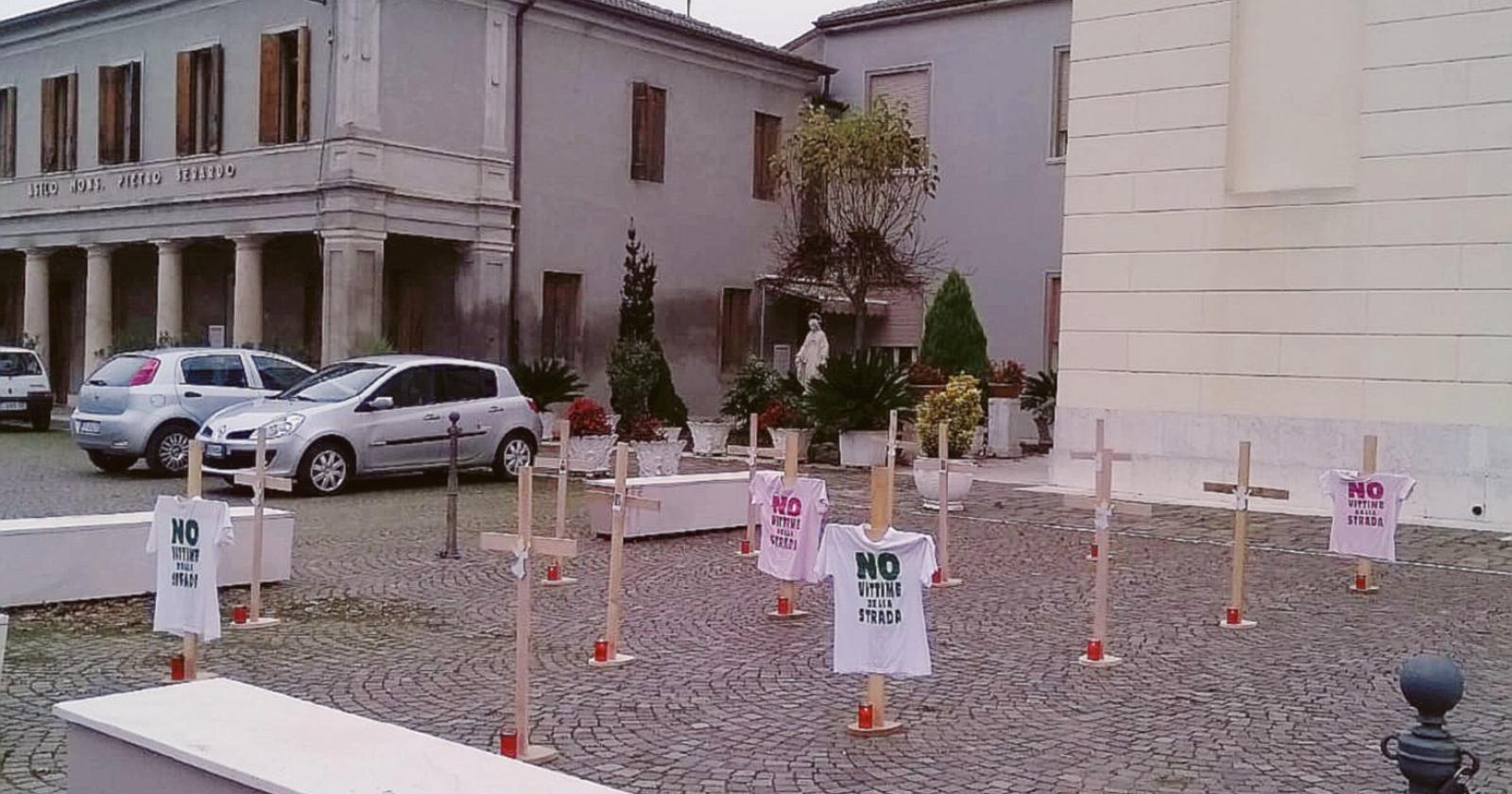 Venticinque croci sul sagrato della chiesa per ricordare le nostre vittime della strada