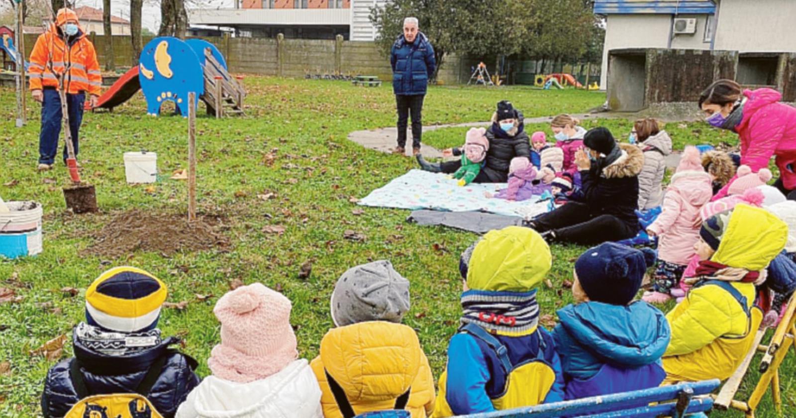 I bimbi hanno piantato un melo