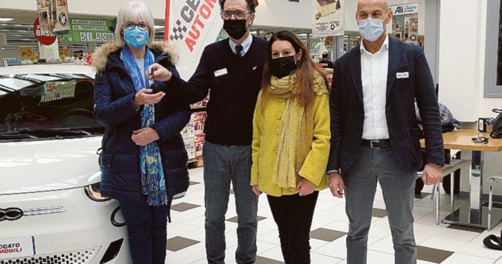 Senza patente, vince un’auto