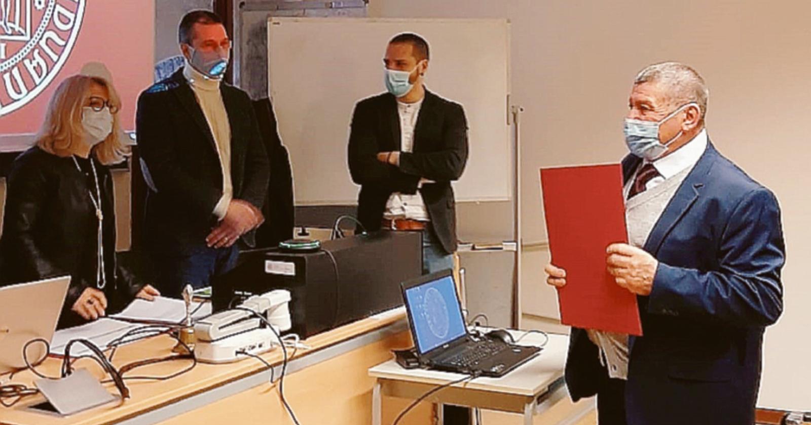 Si laurea a 70 anni. Per la quarta volta