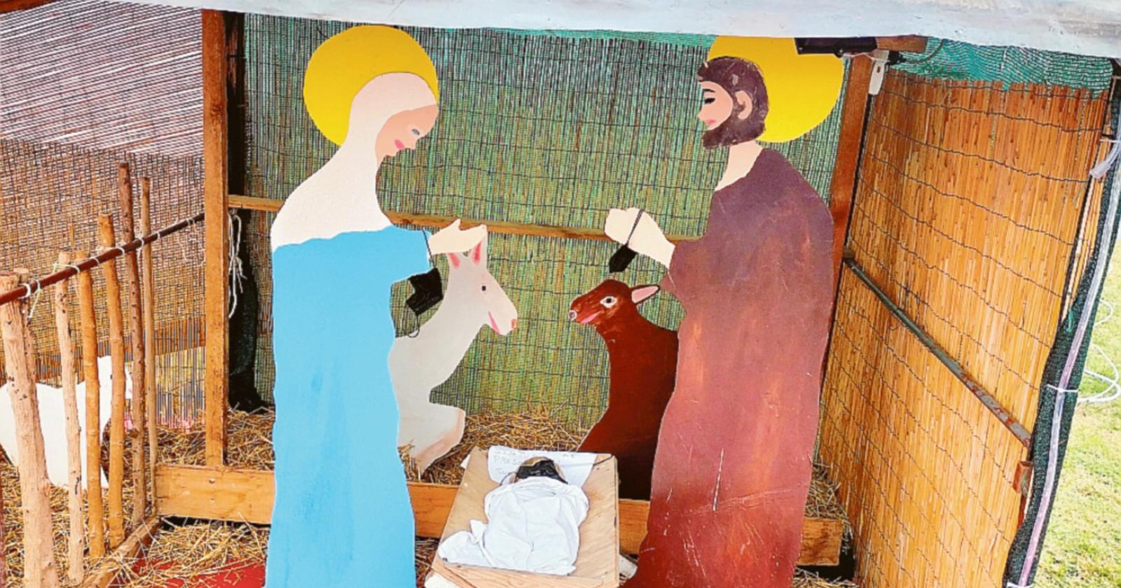 Una mascherina sfregia il presepe