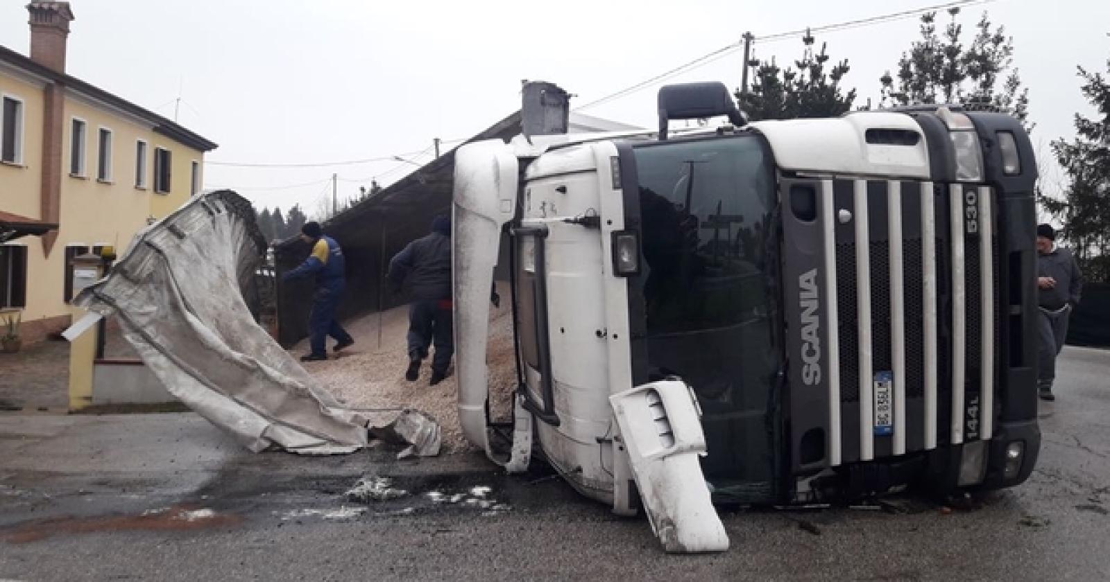 Camion si ribalta a San Martino (2)