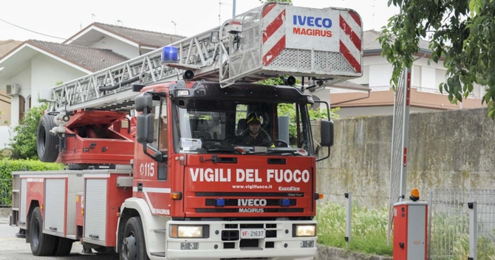 Scoppia un incendio in una fabbrica di materie plastiche