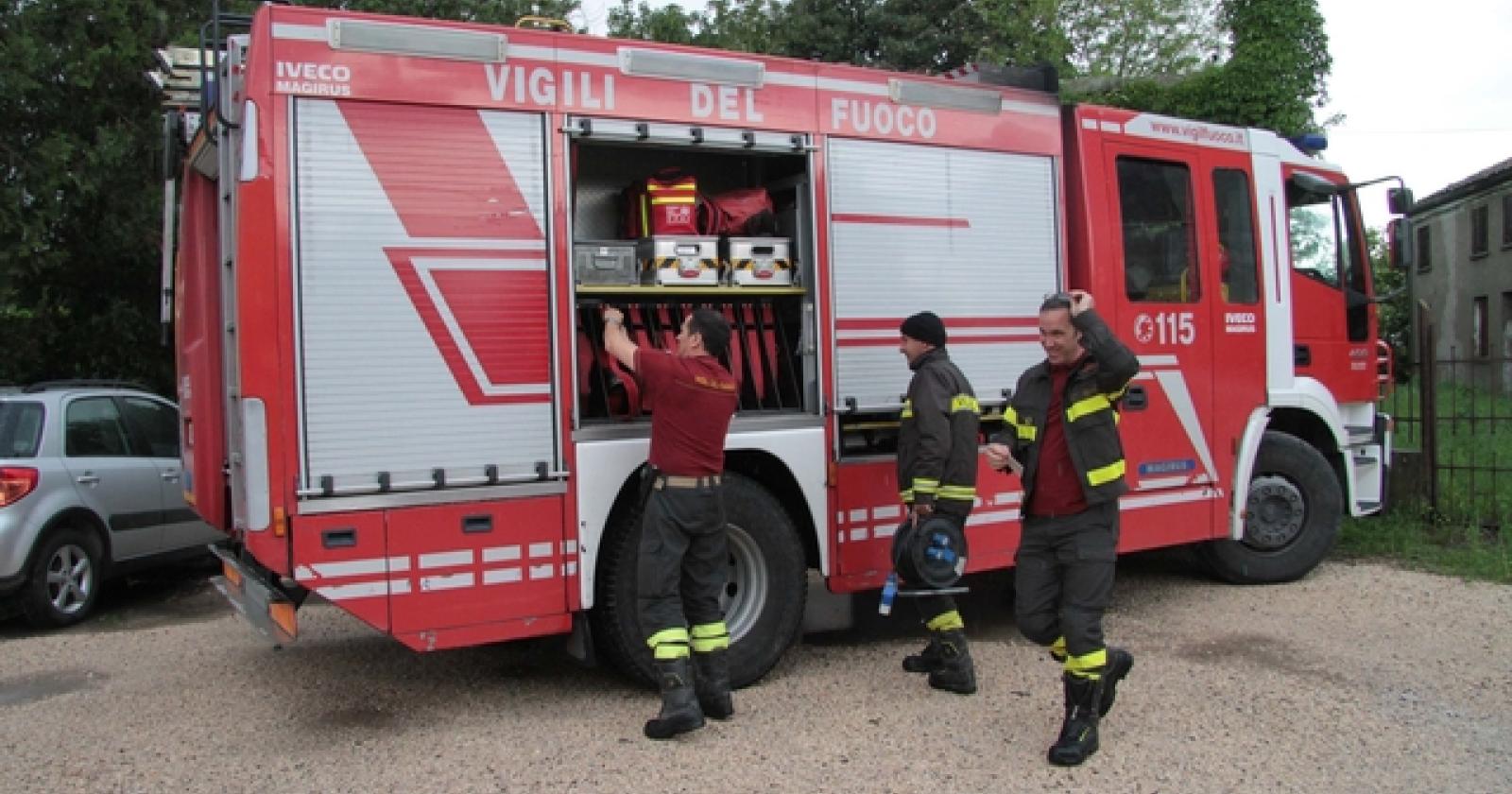 La rotatoria diventa un lago: camion esce di strada