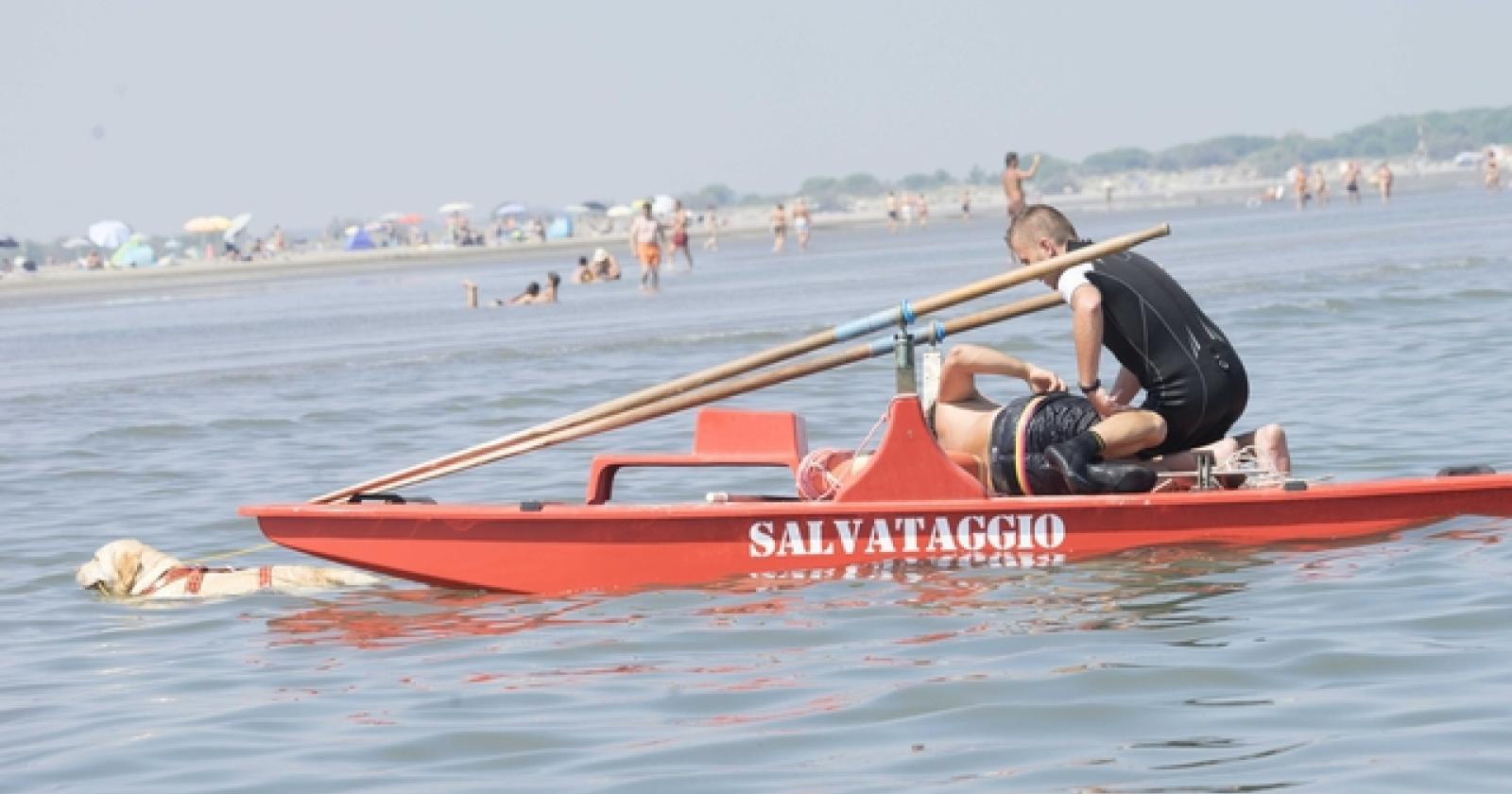 Al largo sul pattino, chiedono aiuto. Salvati e denunciati
