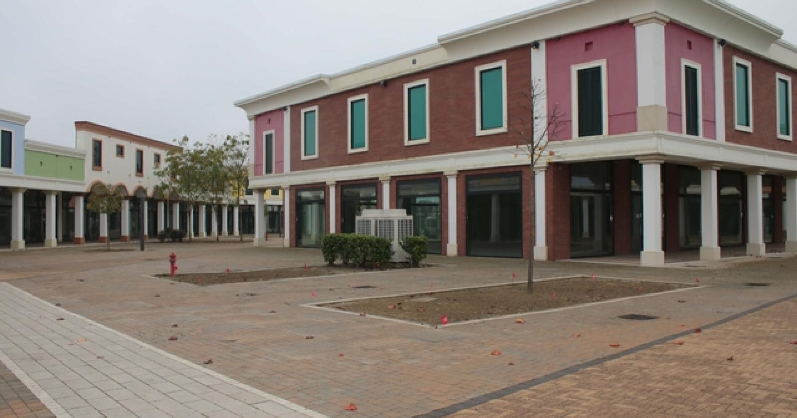 Anche Macron lascia l'Outlet