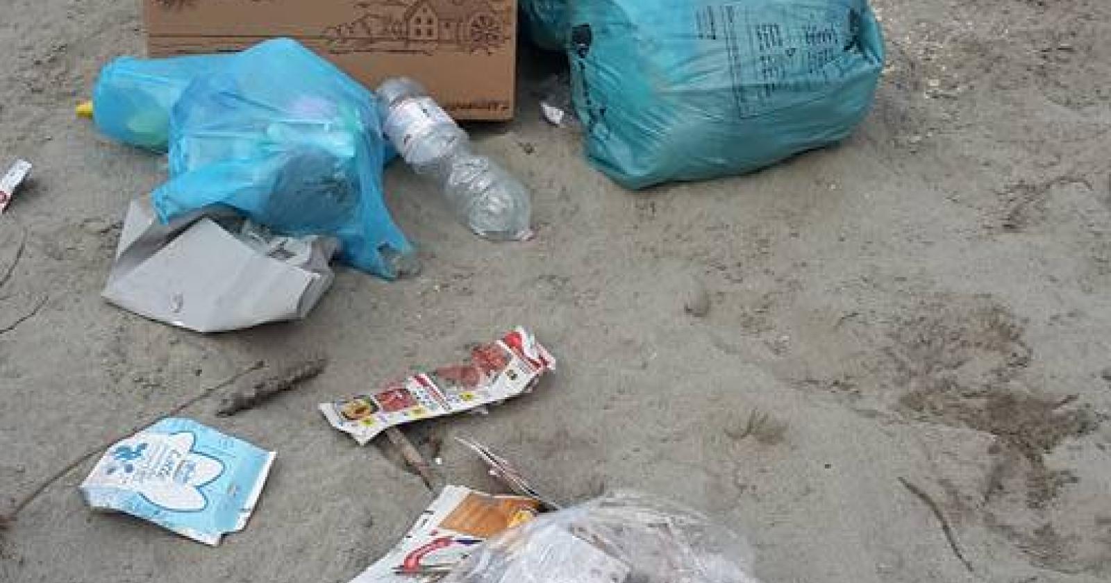 Abbandona i rifiuti, i vigili glieli riportano a casa