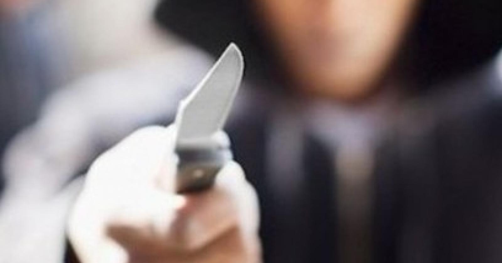Minaccia i bambini che giocavano in strada con un coltello