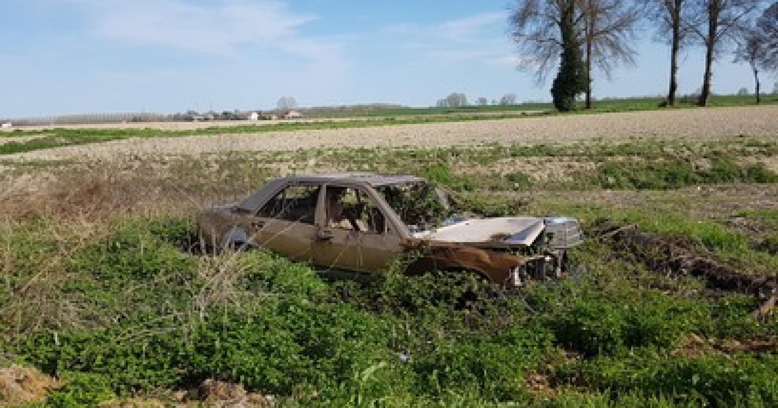 La carcassa dell’auto è lì da 7 anni