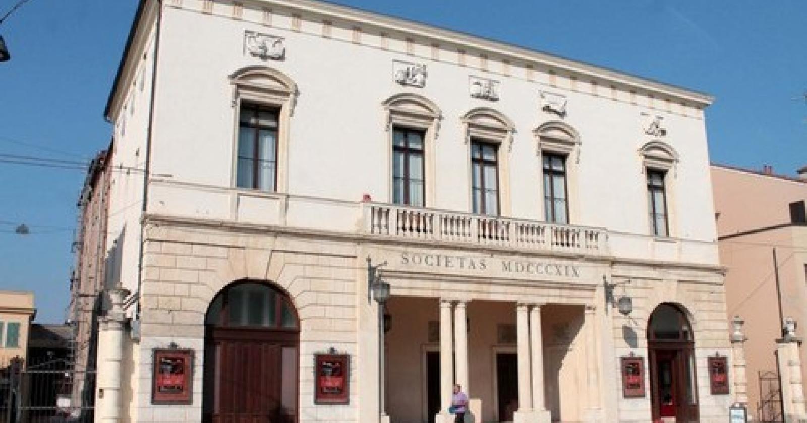 teatro%20sociale[1].JPG
