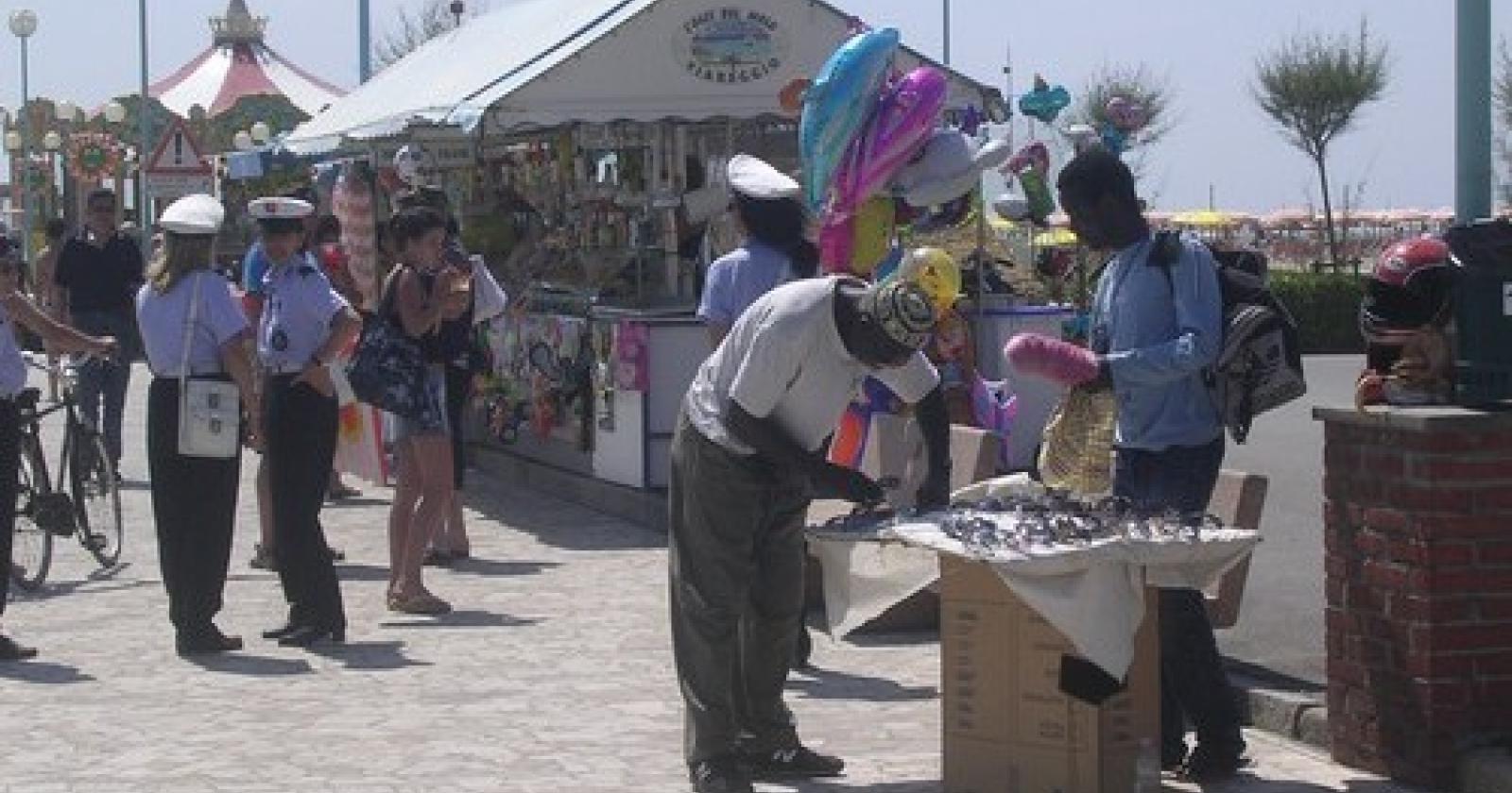 "I venditori abusivi mettono in crisi i soccorsi in spiaggia"