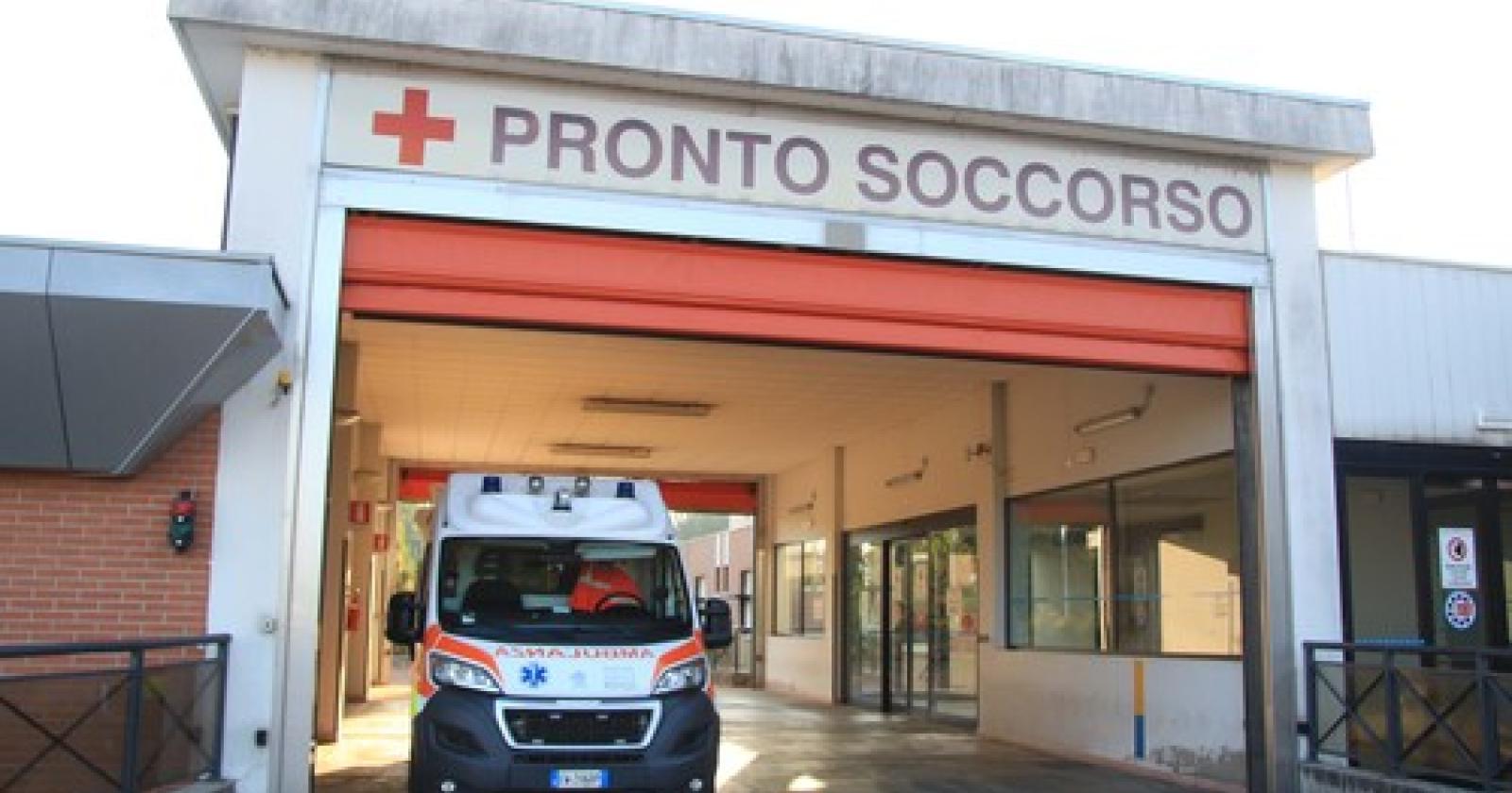 Ha un infarto mentre guida va al pronto soccorso e muore