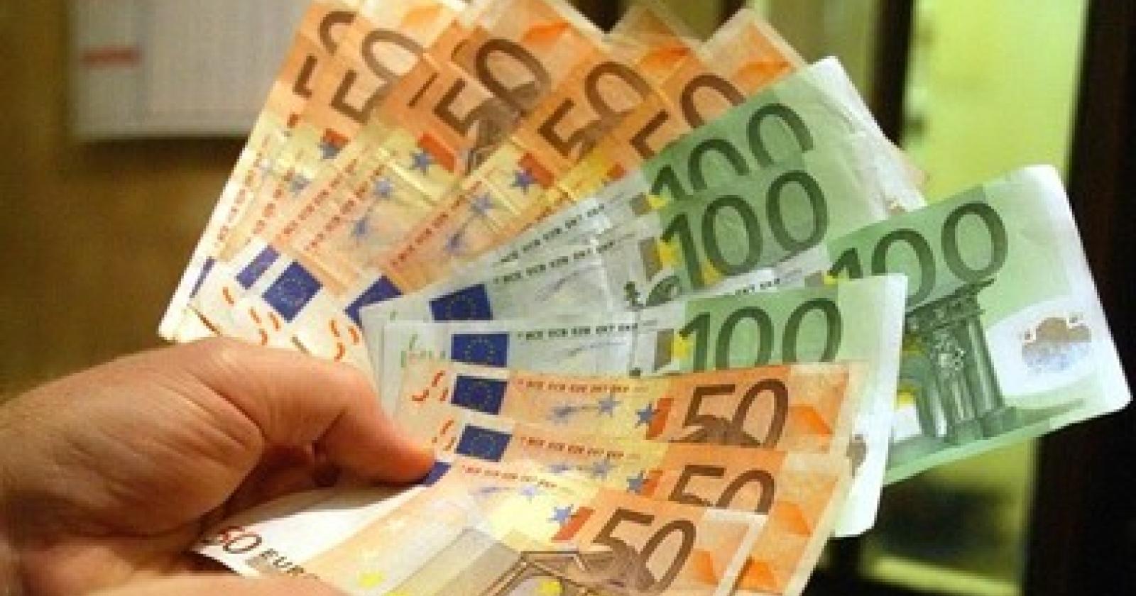 Cliente "truffato" per mezzo milione, ex direttore di banca finisce nei guai 