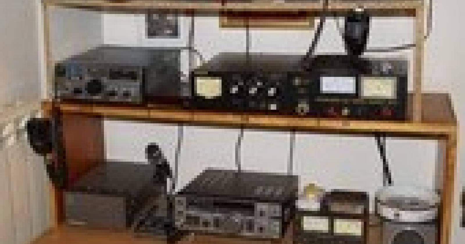 Apparecchiatura radioamatore.jpg