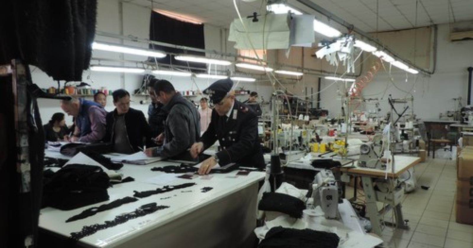 Laboratorio tessile cinese 2 carabinieri.jpg