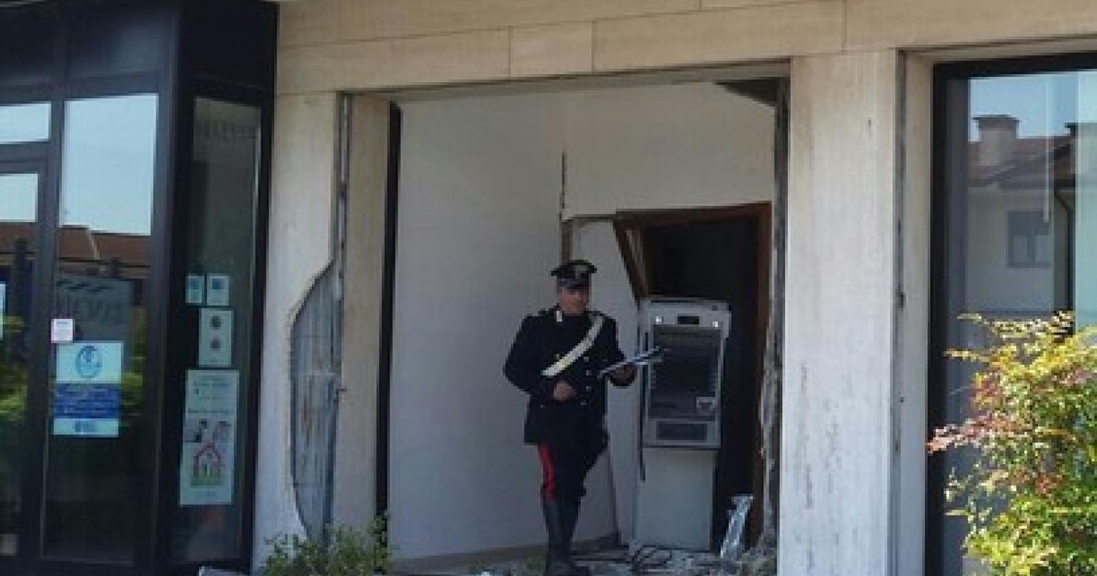 Tentano il colpo in banca, l'allarme li mette in fuga