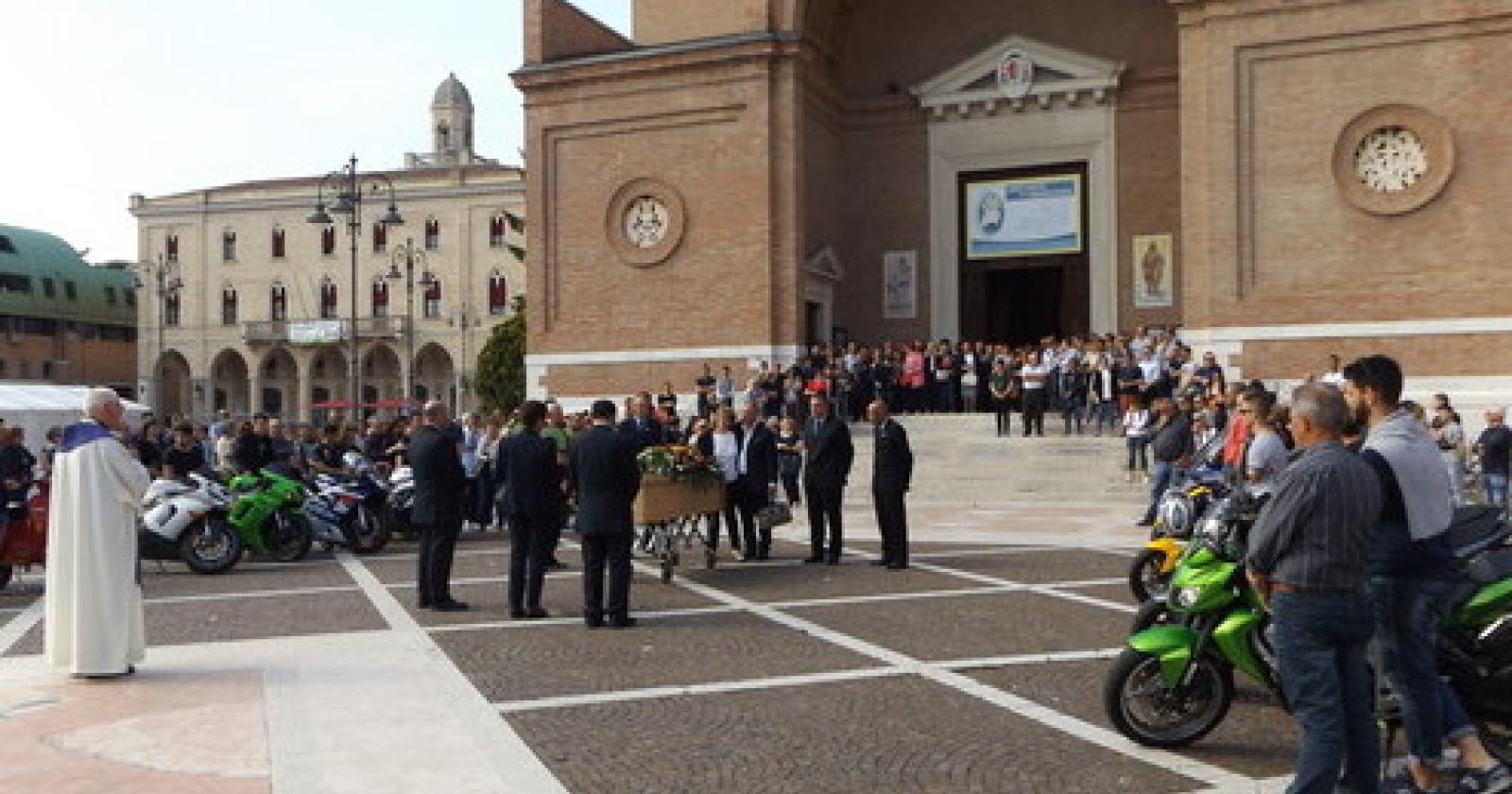 CAVARZERE Commozione in piazza.JPG