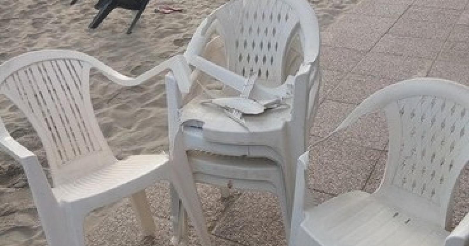 sedie rotte barricata.JPG