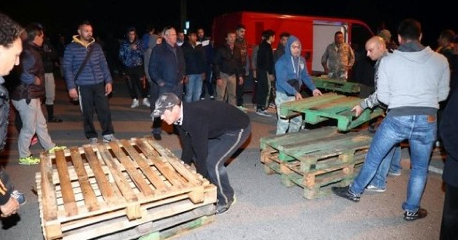 profughi barricate gorino.jpg