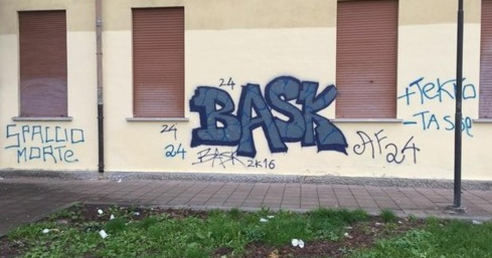 mura imbrattate adria.JPG