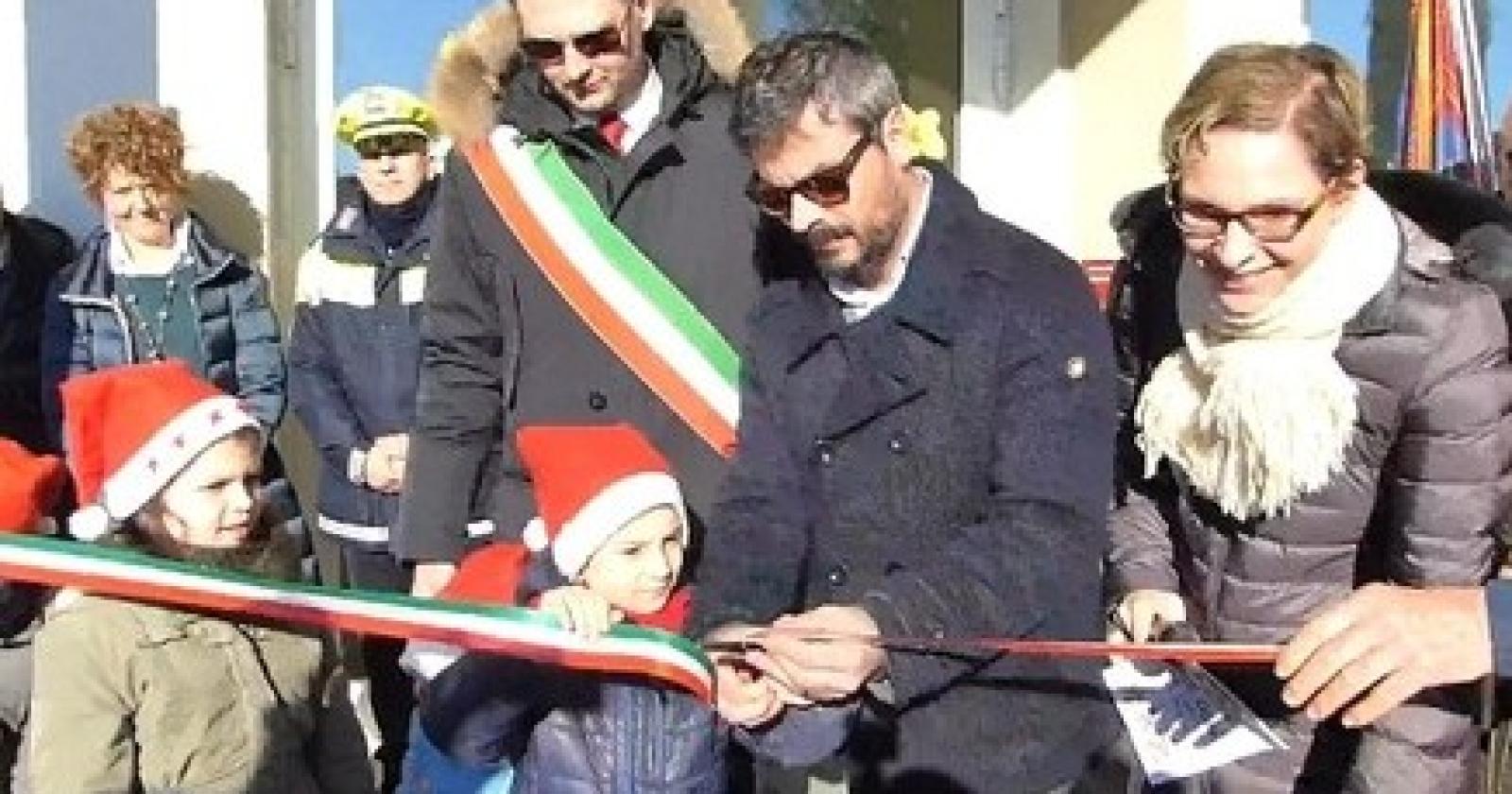 Taglio del nastro 01.jpg