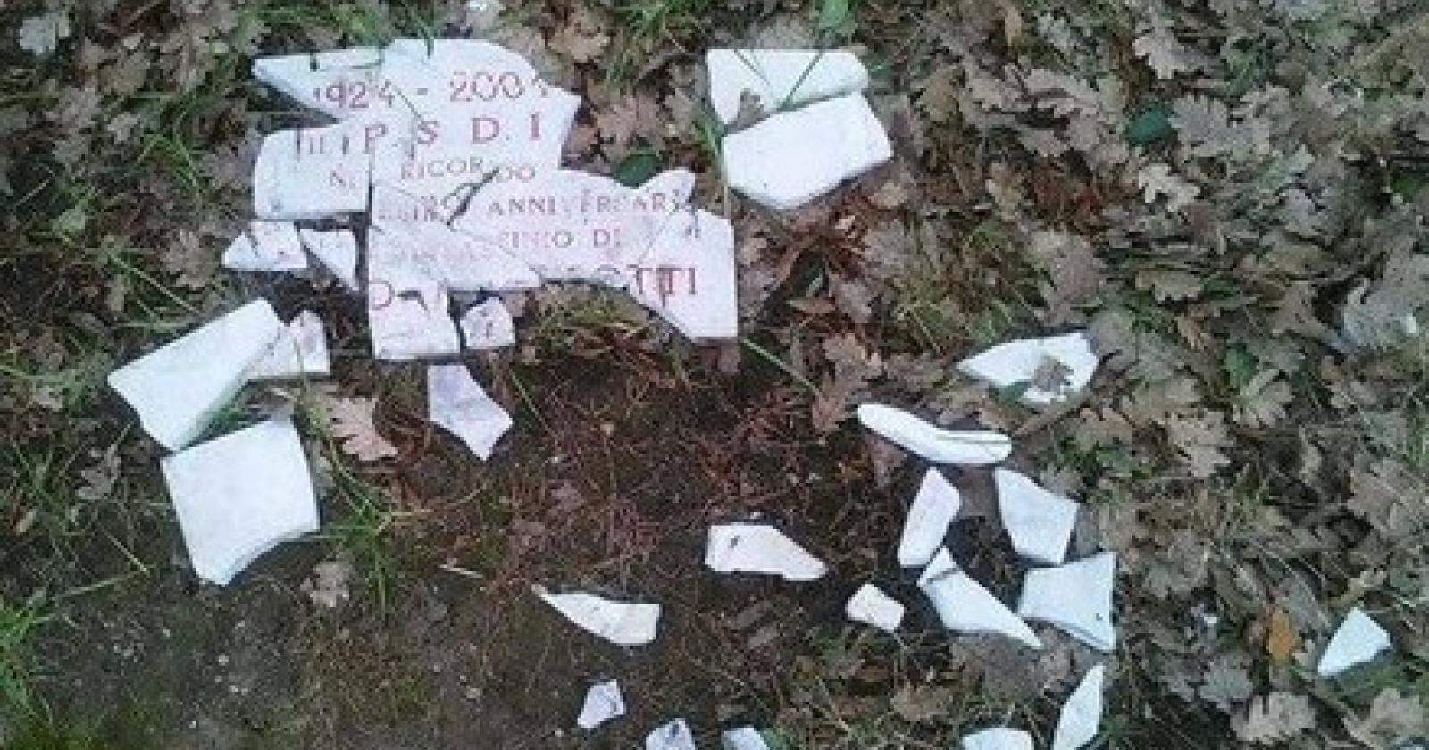 targa commemorativa matteotti distrutta.JPG
