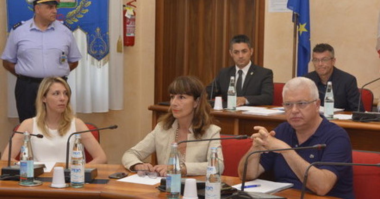 POLITICA Sguardi perplessi in giunta.JPG