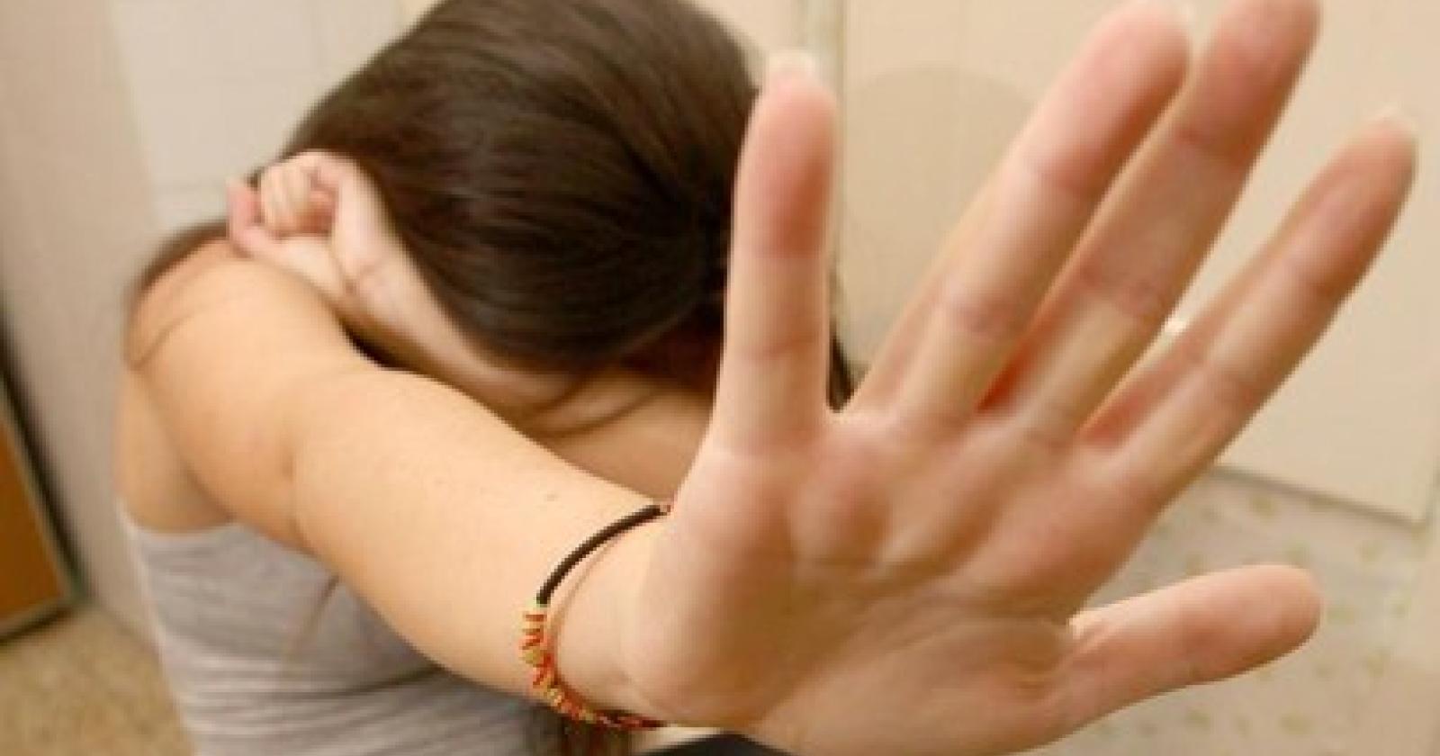 Risponde all'annuncio per baby sitter, viene violentata