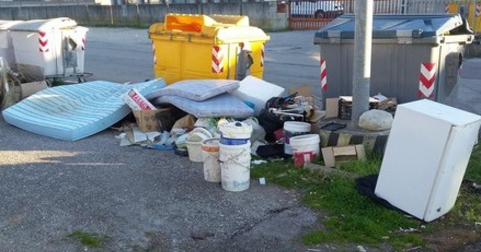 rifiuti via della tecnica rovigo (2).jpg