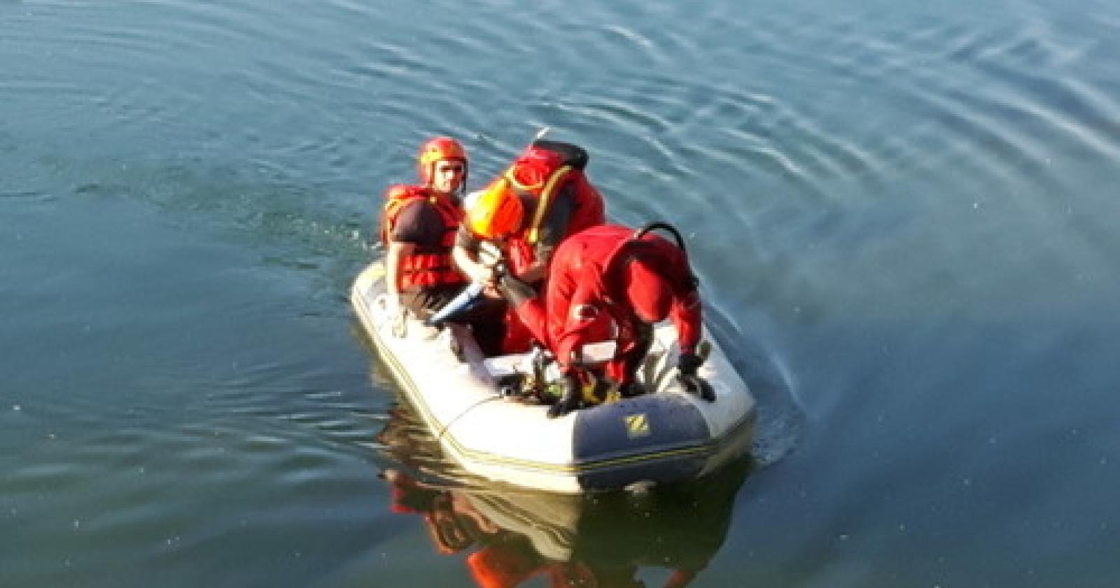 Uomo cade in Canalbianco, salvato dai pompieri