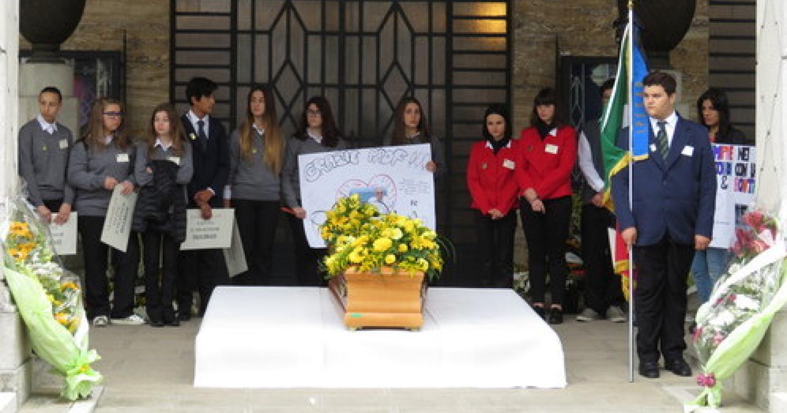 FUNERALE Il ringraziamento dei suoi ragazzi.JPG