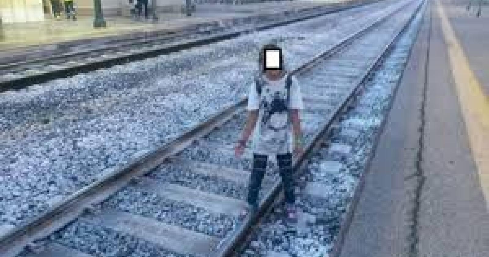Ragazzi sorpresi sui binari per scattare selfie, scatta l'allarme