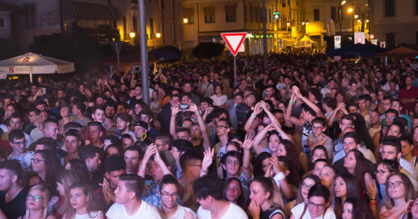 NOTTE BIANCA Il popolo #Hmf di un anno fa.jpg