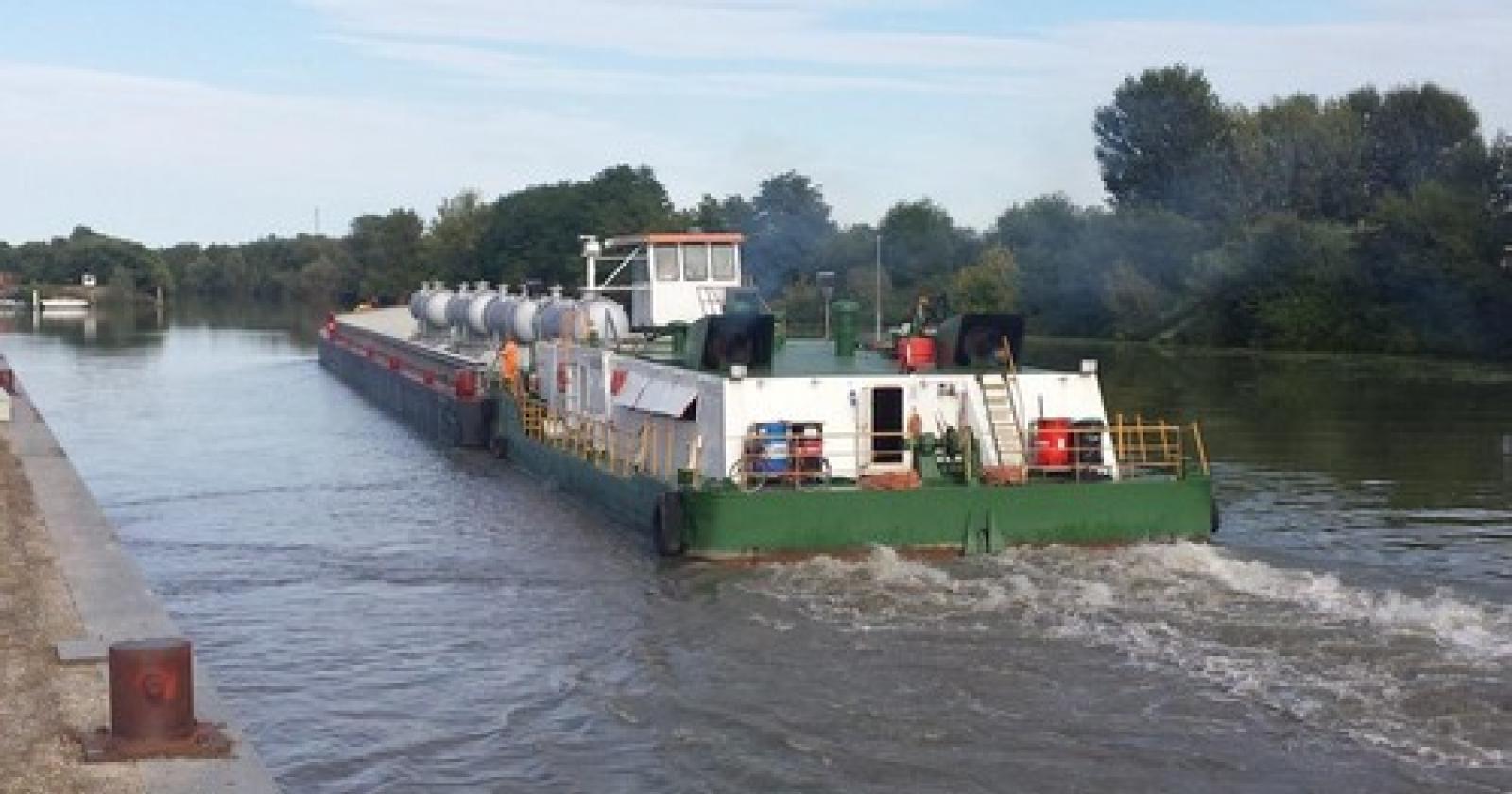 Porto di Ve_Project Cargo su chiatta fluviale  (1)