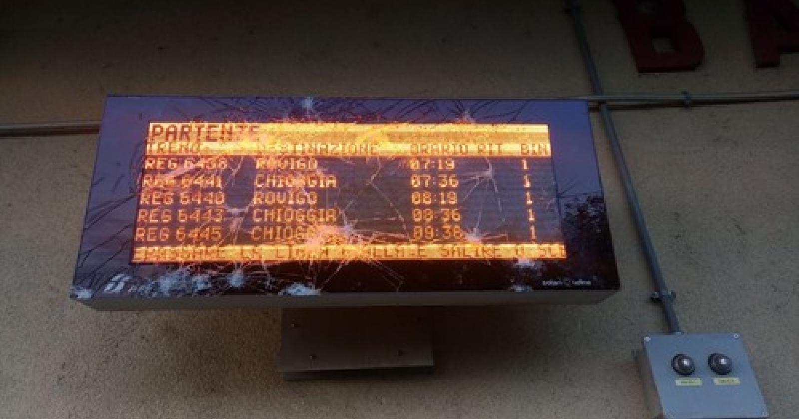 BARICETTA Pannello della stazione preso a sassate.